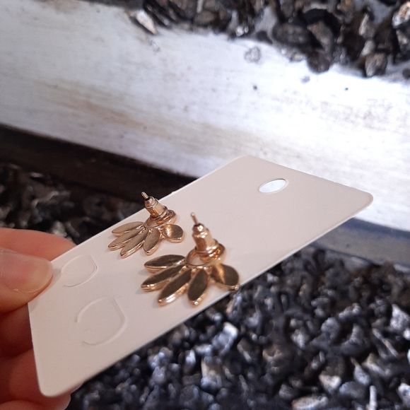 🍁 BOHO Flower Stud Earrings Gold Tone Leaf Shape - Picture 7 of 10